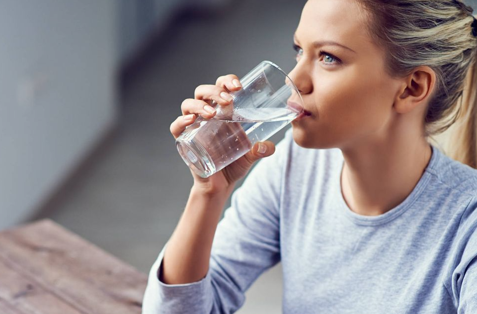 فوائد شرب الماء قبل النوم للبشرة والقلب